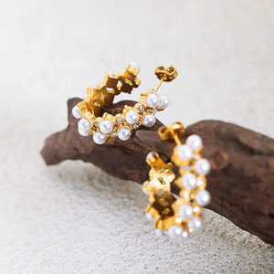 Pendientes <span class=keywords><strong>de</strong></span> Perlas <span class=keywords><strong>de</strong></span> Circonio en Forma <span class=keywords><strong>de</strong></span> <span class=keywords><strong>C</strong></span> Francesa YF6239, Acero Inoxidable, Chapado en Oro <span class=keywords><strong>de</strong></span> 18k, Resistentes al Agua, No se Deslustran - Product Image 3