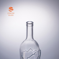 Bouteille en verre vide de 500 ml, design créatif sculpté et courbé, en verre hautement transparent, pour marque de distillerie, service de personnalisation en gros
