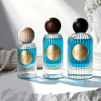 Étiquette autocollante personnalisée de luxe pour boîte cadeau rigide carrée, flacon de parfum cylindrique haut de 50 ml avec pulvérisateur à pompe à sertir et bouchon à bille en bois
