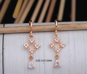 ต่างหูแบบคลาสสิกพรีเมียมทำจากโลหะผสมประดับคริสตัลระยิบระยับเคลือบโรสโกลด์ เหมาะสำหรับผู้หญิงใส่ในงานแต่งงาน - Product Image 3