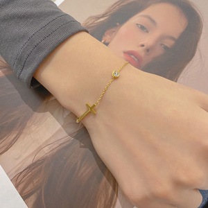 Galería de Pulseras con Dijes |   Pulseras Ajustables de Acero Inoxidable con Baño de Oro PVD de 18K para Mujer |   Resistente al agua y sin deslustre - Product Image 4