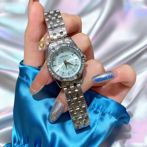 Montre pour femmes en cristal de haute beauté, élégante et délicate, montre-bracelet à quartz pour femmes - Product Image 3