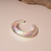 Bracelet en acrylique géométrique irrégulier coloré, poli miroir brillant de luxe, idéal pour un cadeau de remise de diplôme du lycée