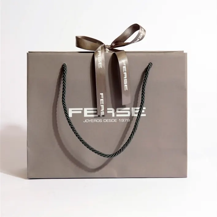 Proveedor de bolsas de papel, marca famosa, logotipo personalizado, papel de aluminio dorado, bolsas de papel de compras para manualidades, regalo, ropa, embalaje cosmético con cinta