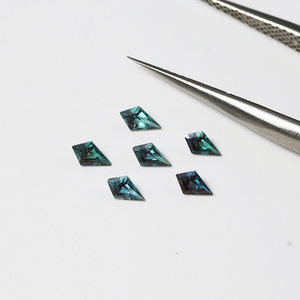 <span class=keywords><strong>Alejandrita</strong></span> creada en laboratorio 2, 5X4 Piedra preciosa <span class=keywords><strong>verde</strong></span> Forma de cometa desnuda con efecto de cambio de color Directo de fábrica para ajuste de joyería - Product Image 3