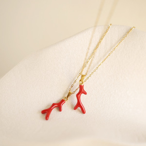 Collar de estilo europeo y americano con diseño geométrico de rama de árbol roja y efecto de goteo de aceite, estilo océano, cadena de eslabones de verano, de acero inoxidable chapado en oro. - Product Image 4