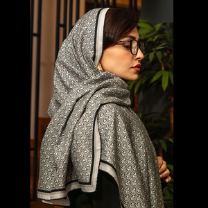 ผ้าคลุมไหล่ลายเรขาคณิตพิมพ์ลายโลโก้แบบซิกเนเจอร์ ผลิตจากผ้าฝ้ายผสมไหมธรรมชาติ ระบายอากาศได้ดี ขอบเย็บมือ น้ำหนักเบา เหมาะสำหรับฤดูร้อน - Product Image 3