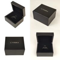 Boîte à montre en bois noir brillant avec insert en mousse, logo personnalisé, boîte carrée à charnière pour la présentation de montres en magasin et les cadeaux de luxe