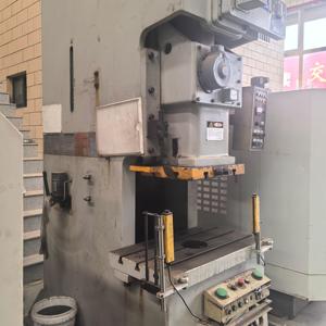 Presse à poinçonner pneumatique <span class=keywords><strong>d</strong></span>'<span class=keywords><strong>occasion</strong></span> de 80 tonnes avec embrayage pneumatique, presse hydraulique usagée pour tôles et composants électroniques - Product Image 2