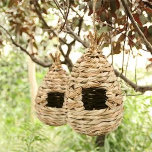 Cabane suspendue naturelle <span class=keywords><strong>en</strong></span> <span class=keywords><strong>forme</strong></span> <span class=keywords><strong>de</strong></span> <span class=keywords><strong>boule</strong></span> <span class=keywords><strong>d</strong></span>'herbe tissée à la main Cage <span class=keywords><strong>de</strong></span> <span class=keywords><strong>nid</strong></span> <span class=keywords><strong>de</strong></span> colibri Maisons <span class=keywords><strong>de</strong></span> colibri pour l'extérieur Jardin Patio Pelouse - Product Image 6