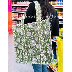 Bolso de hombro acolchado de algodón ecológico con estampado floral hecho a mano, diseñado para uso diario reutilizable y cómodo. - Product Image 1