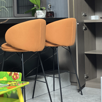 Le dossier scandinave de luxe léger peut être personnalisé couleur tissu fer pieds hauts tabourets de bar rembourrés