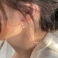 Boucles d'oreilles créoles minimalistes en métal liquide pour femme, bijoux géométriques tendance