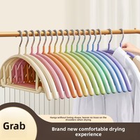 Kunststoffbeschichteter Halbkreishänger, verdicktes Modell 4636; Regenbogenfarbener, nahtloser, moderner, minimalistischer Haushaltshänger; Rutschfest
