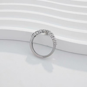 En Bague d'Honneur : Bague en Platine Pt950 Scintillante, Simple et Polyvalente, en Forme de V, avec Diamants de Laboratoire, pour Femme - Product Image 4