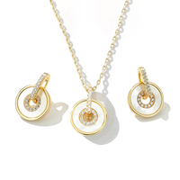 Parure de bijoux Gemnel en argent 925 avec pendentif cercle double entrelacé en nacre et zirconiums blancs pavés, et boucles d'oreilles pendantes