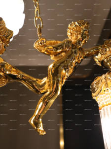 Lámpara Colgante Decorativa de Lujo para Comedor, con Escultura de Tres Ángeles en Latón Chapado en Oro de 24K, con Flecos de Vidrio y Cerámica - Product Image 4