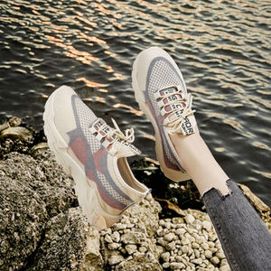 Zapatillas deportivas de mujer al por mayor de fábrica con plantillas cómodas, iluminadas, antiolor, que aumentan la altura, estilo deportivo para caminar para niñas. - Product Image 2