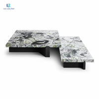 Table basse en marbre vert émeraude Luca |   Table basse carrée en pierre naturelle avec plateau en breccia nuageux et base en bois foncé pour salon