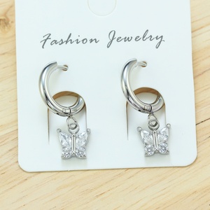 Pendientes de Aro de Acero Inoxidable con Baño de Oro de 18K, Diseño de Mariposa con Circonitas y Diamantes - Product Image 4