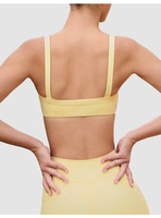 Ensemble de yoga transfrontalier avec short trois-quarts à taille croisée, élastique, respirant, à texture lisse et haute élasticité, et bretelles