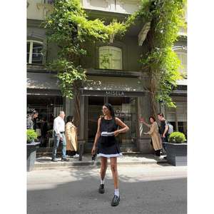 Set Gilet a Righe e Gonna da <span class=keywords><strong>Tennis</strong></span> Misela in Poliestere Nero, Outfit Femminile alla Moda - Product Image 2