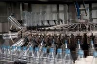 Ligne de production d'eau minérale pure 48000 BPH, projet clé en main avec système de traitement de l'eau, machine d'étiquetage et ligne d'emballage