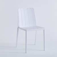Nouveau design de mobilier d'extérieur en plastique Chaise de loisirs Chaise de dîner fabriquée avec de la résine plastique pour l'extérieur Couleur différente personnalisée
