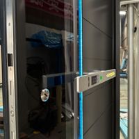 Porte d'entrée double en aluminium coulé, revêtement noir piano, verre cannelé, sécurité antivol, portes en aluminium modernes sur mesure