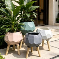 Pot dan Wadah Tanaman dari Fiber Clay Mewah Minimalis Berbentuk Facet dengan Stand Tripod Kayu untuk Dalam/Luar Ruangan