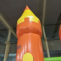 Château gonflable commercial combiné pour enfants avec toboggan et piscine à jets d'eau en PVC pour location événementielle avec souffleur