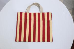 Bolsa Estampada a Mano con Diseños de Superficie Inspirados en la Herencia, Ofrece una Opción de Transporte Espaciosa, Práctica y Elegante - Product Image 2