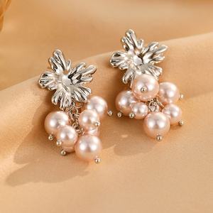 Pendientes de Botón Geométricos de Moda de Manta Rose, Circonita, Cobre Chapado en Oro, Diseño de Borla de Perlas de Imitación, Regalo para Mujer - Product Image 3