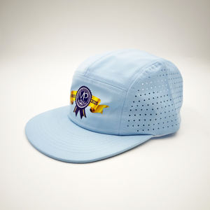 Casquette de sport d'extérieur imperméable en coton 100% à 5 panneaux en maille avec cordon de serrage, fermeture snapback et design triangulaire perforé au laser - Product Image 1