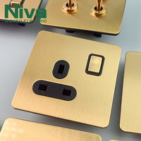 Enchufe universal Niva Brass Single 13A con interruptor y puerto USB A+C de carga rápida para hoteles de lujo y hogares.