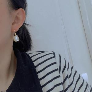 Pendientes Colgantes Clásicos, Chapados en Oro, con Perla Cuadrada, Elegantes, Joyería para Mujer, Accesorio de Moda - Product Image 1