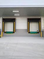 Porte de levage industrielle automatique segmentée surélevée pour entrepôt d'usine, personnalisée
