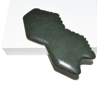 Masseur Gua Sha en jade néphrite de Hotan poli à la main avec fonction musicale, couleur vert foncé, pour la relaxation du visage
