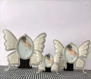 Cadre photo original papillon incrusté de diamants couleur perle blanche argentée, en promotion à prix réduit - Product Image 5