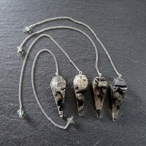Péndulo Hecho a Mano con Piedra Preciosa Natural Negra y Blanca en Forma de Lágrima con Cadena de Plata - Product Image 1