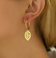 Boucles d'oreilles Monstera Leaf Jewelry sans ternissement Boucles d'oreilles Huggies avec breloques Leaf Boucles d'oreilles en plaqué or avec motif végétal