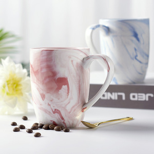Mug en céramique Liling, pièce unique, motif marbré rose et blanc, pour cadeaux et offres. - Product Image 4