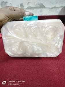 Embrayage de boîte en silicone fait à la main avec chaîne détachable Finition rigide brillante sur mesure Sacs-cadeaux de fêtes durables écologiques - Product Image 3