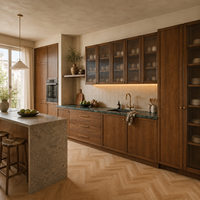 Ensemble d'armoires de cuisine modernes classiques européennes en placage de noyer avec portes en verre cannelé, quincaillerie en laiton et rangement pour garde-manger