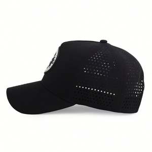 Gorra de béisbol de 5 paneles sin estructura personalizada al por mayor con orificios cortados a láser, tela común, para las cuatro estaciones, con logo de goma PVC - Product Image 3