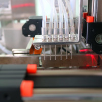 Machine de remplissage de tubes à essai de réactif liquide à petite échelle, facile à utiliser 96 plaques de puits profonds