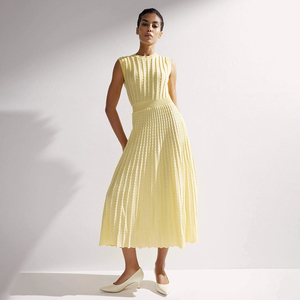Robe décontractée unie en viscose, nouvelle collection Printemps-Été 2026, col rond, sans manches, tricotée texturée, mi-longue plissée - Product Image 2