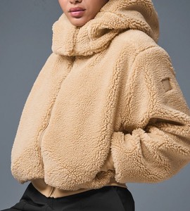Chaqueta de invierno para mujer, cálida y cortavientos, con cremallera completa, capucha alta, forro polar Sherpa y lana de cordero, con logotipo personalizado, fabricada a medida - Product Image 3