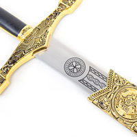 Espada Templaria Medieval de 122 cm con Empuñadura Cruzada y Emblema Religioso 	 Accesorios Metálicos Tallados y Bañados en Oro para Colección