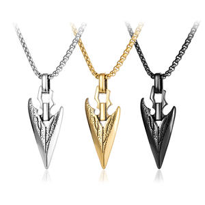 Collier Pendentif Pointe de Flèche Personnalisable Symbole Tribal Chasseur Âge de Pierre Breloque Triangle Gothique Audacieuse pour Hommes Chaîne en Acier Inoxydable - Product Image 1